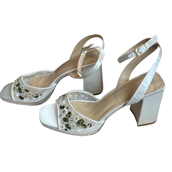 Betsy Johnson ~ Kirra Embellished Sandal in White Mesh Size 9.5M - Picture 3 of 9